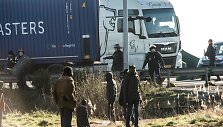 Migrantai Kalė pamėgę &scaron;okinėti ant sunkvežimių