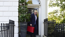 Borisas Johnsonas i&scaron;einantis i&scaron; savo namų, kuriuos dabar parduoda