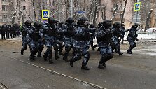 Rusijos riau&scaron;ių policija veržiasi į ataką prie&scaron; protestuotojus.