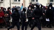 Pareigūnai ir protestuotojai Minske