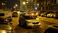Policijos automobiliai prie namo, kuriame rastas lavonas