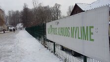 Plakatas ant P.Vilei&scaron;io progimnazijos tvoros