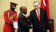 Recepas Tayyipas Erdoganas (de&scaron;inėje) ir Johnas Magufuli