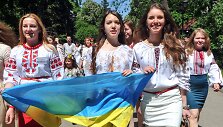 Ukrainiečiai tradiciniais rūbais demonstravo vienybę Kijevo gatvėse