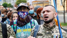 Ukrainos pajėgų karys LGBT aktyvistų mar&scaron;e Kyjive, 2021 m. rugsėjį