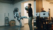 Tyčinis roboto spyris žmogui &ndash; sunkiai įsivaizduojamas veiksmas