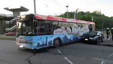 Kaune 'VW Golf" rėžėsi į autobusą