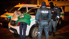 Policijos reidas Vilniaus naktiniame bare ie&scaron;kant narkotikų