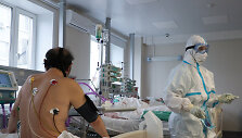 Rusijos medikų darbas per koronaviruso epidemiją &scaron;alyje