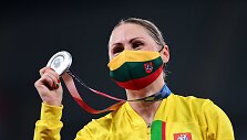 Laura Asadauskaitė pasipuo&scaron;ė sidabro medaliu.