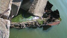 &bdquo;Meridiano&ldquo; broliu vadinamas burlaivis savo kelionę baigė kaip konstrukcija krantinei sutvirtinti. 