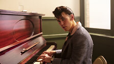 Austinas Butleris dramoje &bdquo;Elvis&ldquo;
