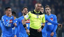 Teisėjas Paolo Valeri ir &bdquo;Napoli&ldquo; futbolininkai