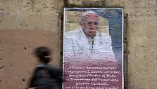 Popiežių kritikuojantis plakatas Romoje.