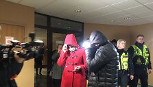 Į Klaipėdos miesto apylinkės teismą atvesdinta &bdquo;girtą&ldquo; kūdikį pagimdžiusi motina. Su sugyventiniu atvesta moteris slėpė savo veidą. 