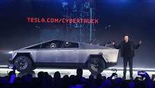 Nesėkminga &bdquo;Tesla&ldquo; pikapo pristatymo ceremonija sutrikdė E.Muską