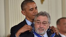 B.Obama įteikė Prezidento laisvės medalį aktoriui R.De Niro ir dar 20 įžymybių