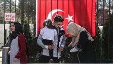 Turkai eina balsuoti į Turkijos konsulatą Berlyne.