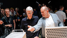 Timas Cookas ir Johny Ive'as apžiūrinėja naujausią &bdquo;Mac Pro&ldquo; kompiuterį