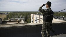 Ukrainos karys ant daugiabučio stogo Avdijivkos mieste