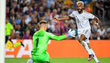 Ericas Maximas Choupo-Motingas mu&scaron;a įvartį Marcui-Andre ter Stegenui tarp kojų.