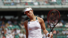 Ekaterina Makarova prie&scaron; Angelique Kerber