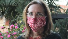 Namuose pasisiūta medžiaginė kaukė