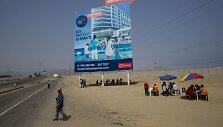 Ry&scaron;kus kontrastas tarp reklamų ir nykaus Peru peizažo