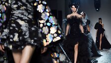 &bdquo;Giambattista Valli&ldquo; 2019 m. pavasario ir vasaros kolekcijos modelis