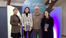 I.Simonaitytės bibliotekos direktorės pavaduotoja K.Kundrotienė, &bdquo;Mūsų laikas&ldquo; tarybos narė R. Cibauskaitė, laureatas Sigitas Benetis, bibliotekos direktorė dr. L. Juchnevič.
