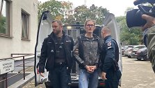 Į teismą atvestas įtariamas policijos komisariatų padegėjas
