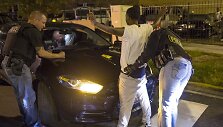 Pareigūnai apie&scaron;ko sustabdyto automobilio vairuotoją ir keleivį 