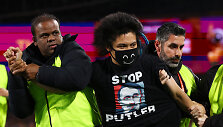 Sirgalius su į A.Hitlerį pana&scaron;iu V.Putino atvaizdu ant mar&scaron;kinėlių įbėgo į stadioną per moterų pasaulio čempionato finalą.