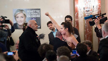 Prancūzijoje iki pusės nuoga &bdquo;Femen&ldquo; aktyvistė sutrikdė Le Pen kalbą