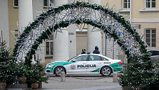 Policijos automobilis prie Kalėdinių dekoracijų
