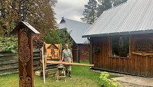 Gintas Čekauskas prie rankinių skiedrų staklių