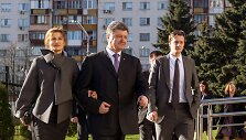 Petro Poro&scaron;enka su žmona ir sūnumi Aleksejumi