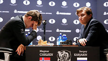 Sergejus Karjakinas (de&scaron;.) įveikė Magnusą Carlseną a&scaron;tuntoje partijoje