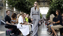 &bdquo;Michael Kors&ldquo; 2020 m. pavasario ir vasaros kolekcijos modelis