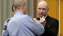 Norvegijoje į teismo posėdį atvykęs ekstremistas Breivikas pademonstravo nacių pasisveikinimą