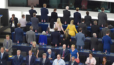 &bdquo;Brexit&ldquo; remiantys europarlamentarai atsuko nugaras Europos himnui