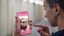 Mergina naudojasi pažinčių programėle &bdquo;Tinder&ldquo;