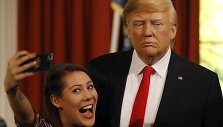 Garsiajame Londono &bdquo;Madame Tussauds&ldquo;  va&scaron;kinių figūrų muziejuje trečiadienį buvo atidengta i&scaron;rinktojo JAV prezidento Donaldo Trumpo va&scaron;kinis antrininkas