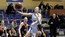 Lietuvos rinktinės ir &bdquo;Cmoki-Minsk&ldquo; puolėja Giedrė Paugaitė (su kamuoliu)