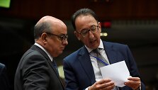 Portugalijos gynybos ministras Jose Pedro Azeredo Lopezas kalbasi su EGA vadovu Jorge Domecqu (de&scaron;inėje)