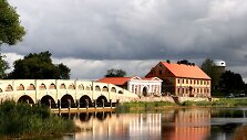 Tokio stiliaus tiltų Europoje&nbsp;yra tiktai du. Pakruojo dvaro nuotr.