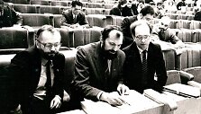 1991 m. sausio 12 d. Auk&scaron;čiausioje Taryboje Vilniuje ką tik i&scaron;rinkus ministru pirmininku Albertą &Scaron;imėną. Pirmoje eilėje i&scaron; kairės: Virgilijus Juozapas Čepaitis, Albertas &Scaron;imėnas, Gediminas Vagnorius. Antroje eilėje: 1-nesimato, 2-asis &ndash; Algirdas Patackas. Nuotraukos vir&scaron;utiniame de&scaron;iniame kampe &ndash; Ni