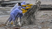 &Scaron;ri Lankos paplūdimį nuklojo plastiko granulės i&scaron; degančio laivo
