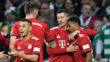 Serge Gnabry (de&scaron;inėje) du įvarčiai atne&scaron;ė pergalę Miuncheno &bdquo;Bayern&ldquo;. 