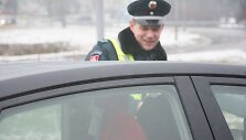 Tarptautinės Antikorupcijos dienos i&scaron;vakarėse Vilniuje surengta akcija &bdquo;Ky&scaron;is i&scaron;purvina&ldquo;